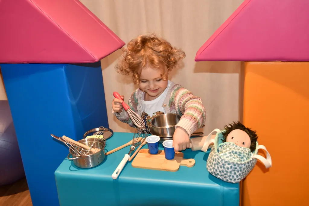 Fotoaufnahme eines Kindes an einer Spielküche